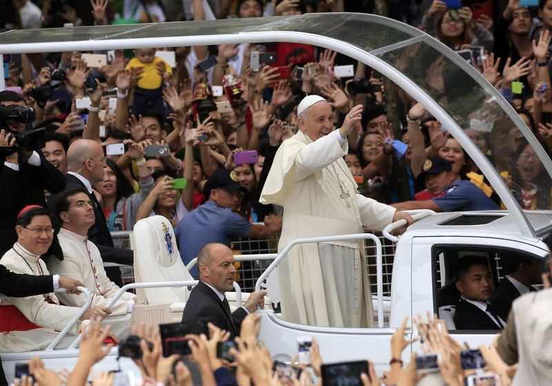 © Reuters. البابا للرجال:انصتوا للنساء ولا تبالغوا في الاعتداد برجولتكم