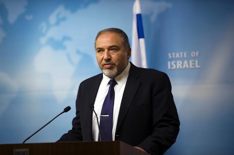 © Reuters. Israel's Foreign Minister Avigdor Lieberman gives a statement to the media at his Jerusalem office
