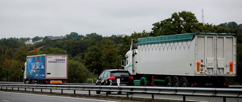 © Reuters. LES ROUTIERS PRÉVOIENT DES BLOCAGES  AVANT LES NÉGOCIATIONS SALARIALES DANS LE SECTEUR