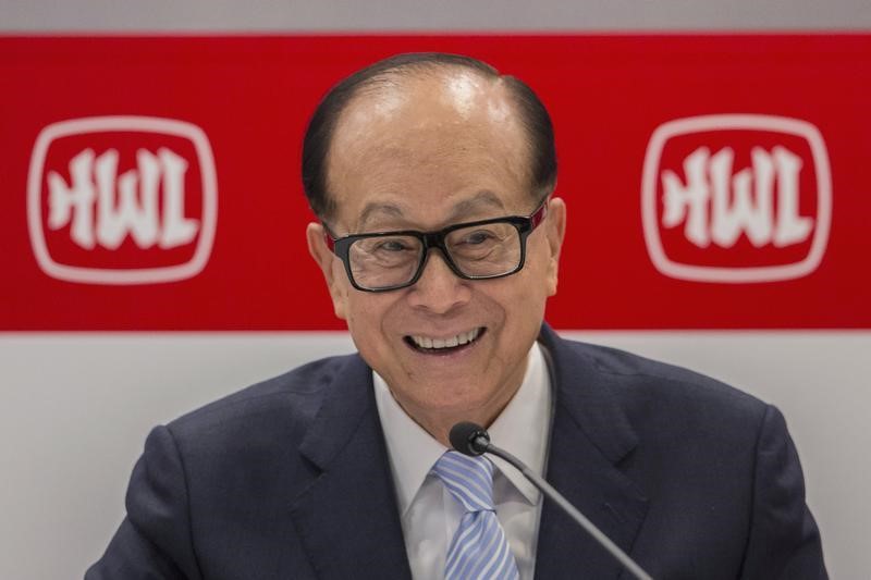 © Reuters. Hutchison Whampoa Chairman Li attends a news conference announcing the company's annual results in Hong Kong