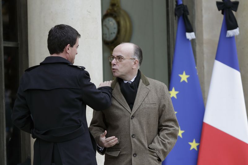 © Reuters. NETTE HAUSSE DE LA COTE DE POPULARITÉ DU MINISTRE DE LINTÉRIEUR BERNARD CAZENEUVE, SELON ODOXA