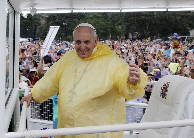 © Reuters. Escuchen más a las mujeres, no sean machistas, dice el Papa Francisco a los hombres