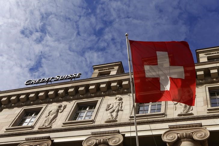 © Reuters. A national flag of Switzerland flies in front of a branch office of Swiss bank Credit Suisse in Luzern