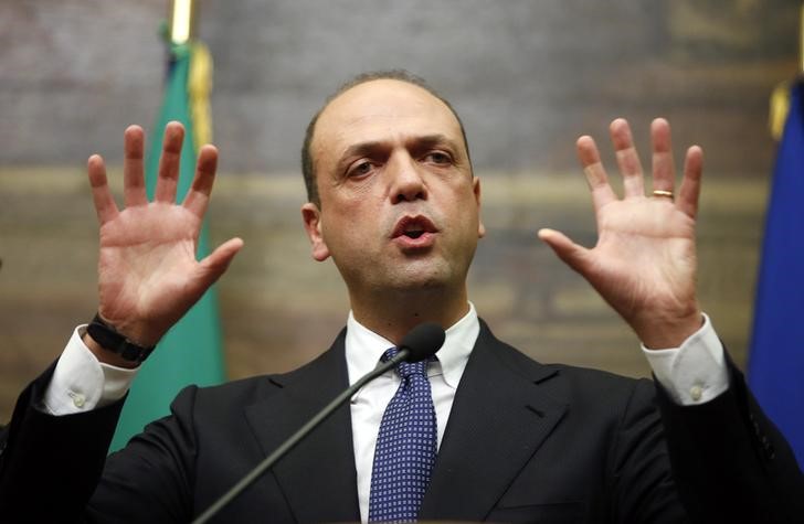 © Reuters. إيطاليا تطرد تسعة يشتبه بأنهم متشددون إسلاميون