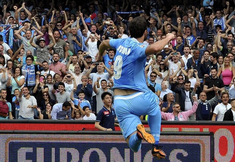 © Reuters. Higuaín mete al Nápoles en puestos de Liga de Campeones