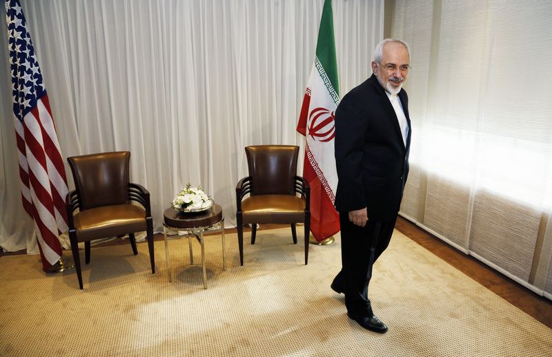 © Reuters. Iranian Foreign Minister Mohammad Javad Zarif is pictured before a meeting with U.S. Secretary of State John Kerry in Geneva