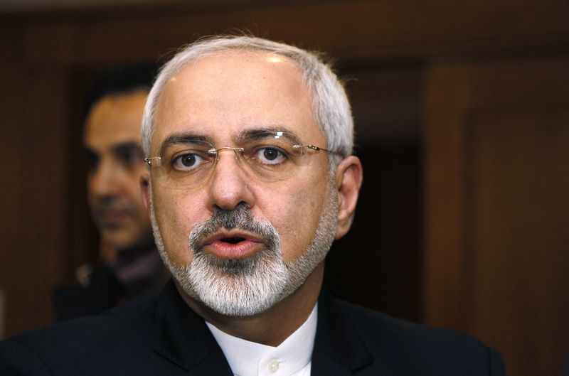 © Reuters. Iranian Foreign Minister Mohammad Javad Zarif talks with reporters before meeting with U.S. Secretary of State John Kerry in Geneva