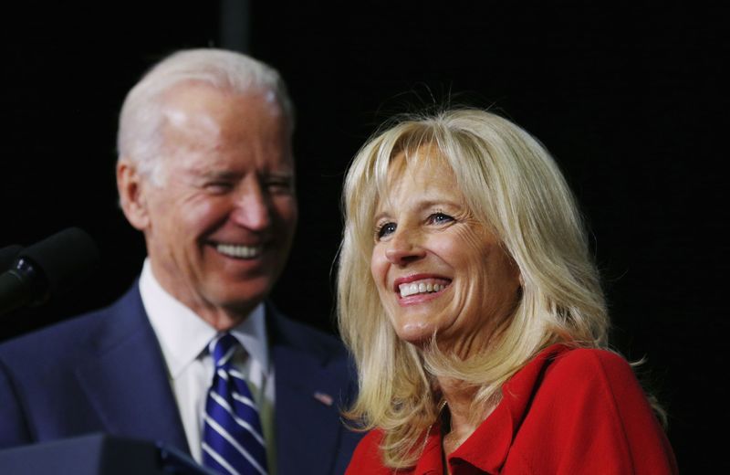 © Reuters. Joe and Jill Biden speak about community college during a visit to Knoxville