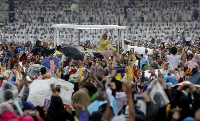 © Reuters. À MANILLE, LE PAPE FRANÇOIS ATTIRE UNE FOULE RECORD