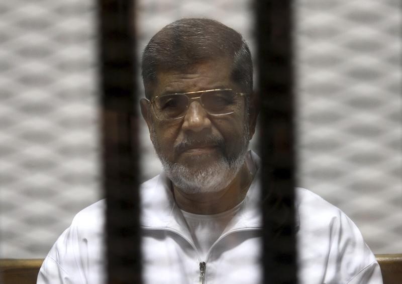 © Reuters. الرئيس المصري المعزول مرسي يتهم الجيش بقتل متظاهرين في انتفاضة 2011