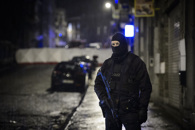 © Reuters. A Belgian special forces police blocks a street in central Verviers where Belgian counter-terrorist police raided an apartment