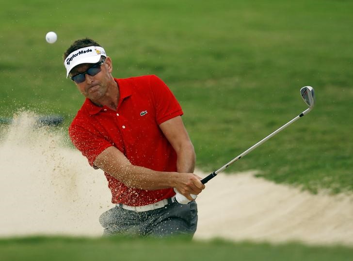 © Reuters. Robert Allenby of Australia hits out of the bunker on the 17th green during the third round of the Sony Open golf tournament at Waialae Country Club in Honolulu, Hawaii.