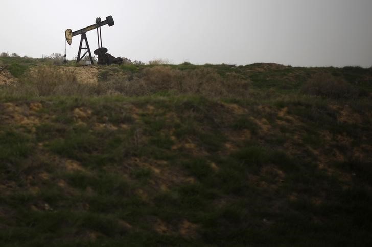 © Reuters. Станок-качалка на нефтяном месторождении в Калифорнии