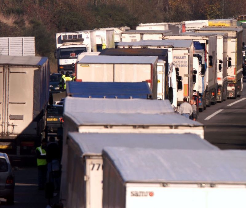 © Reuters. BLOCAGES ROUTIERS AVANT DES NÉGOCIATIONS SALARIALES