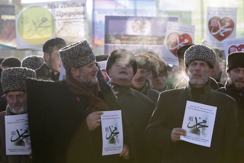 © Reuters. People attend a rally to protest against satirical cartoons of prophet Mohammad, in Grozny, Chechnya