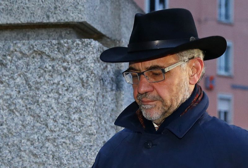 © Reuters. Former Swiss private banker Rudolf Elmer arrives before a trial at the high court in Zurich