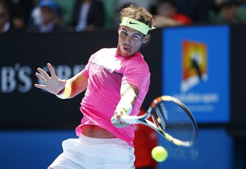 © Reuters. Nadal responde bien al primer examen en el Abierto de Australia