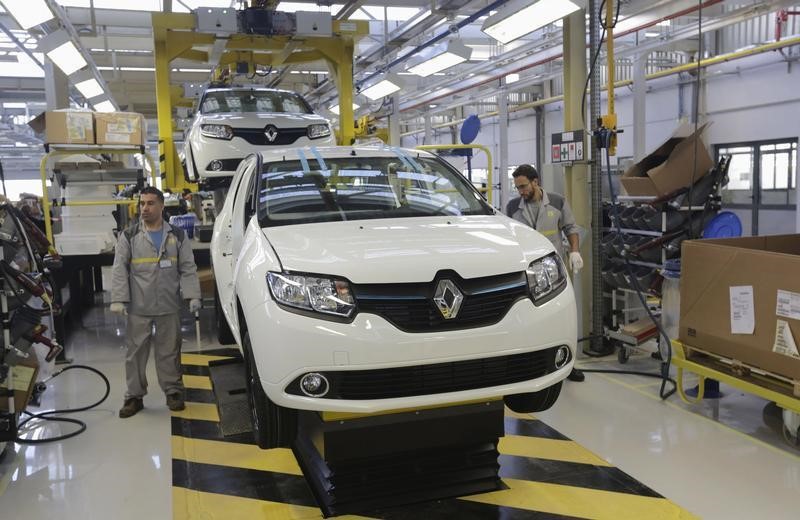 © Reuters. ارتفاع مبيعات سيارات رينو 3.2% في 2014