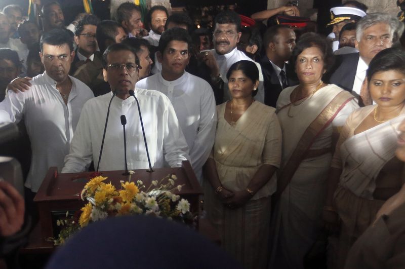 © Reuters. Sri Lanka's newly elected President Maithripala Sirisena speaks during his swearing-in ceremony in Colombo