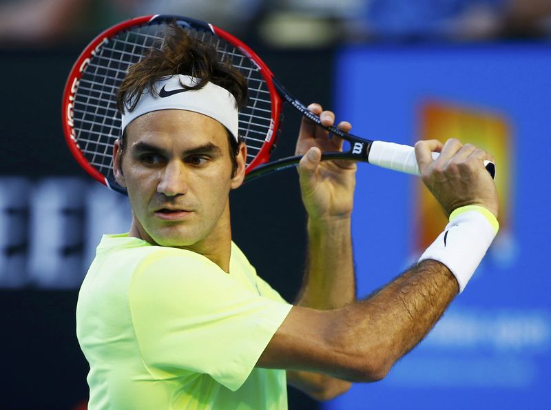© Reuters. Roger Federer of Switzerland hits a return against Lu Yen-Hsun of Taiwan during their men's singles first round match at the Australian Open 2015 tennis tournament in Melbourne