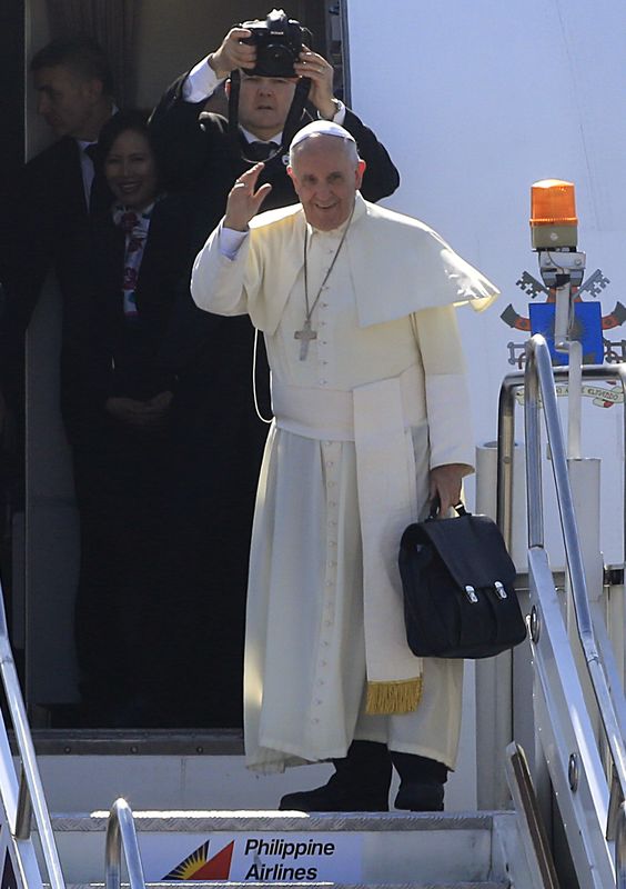 © Reuters. Papa Francisco embarca em avião nas Filipinas de volta para Roma