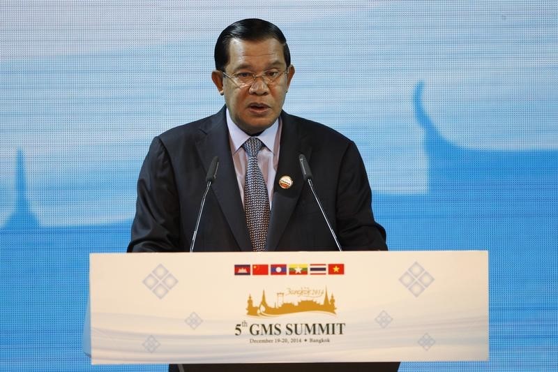 © Reuters. Cambodia's Prime Minister Hun Sen speaks during the opening ceremony of the 5th Greater Mekong Subregion (GMS) Summit at a hotel in Bangkok