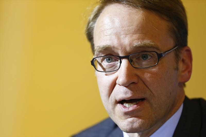 © Reuters. Weidmann, chief of Germany's Bundesbank speaks during a news conference in Berlin