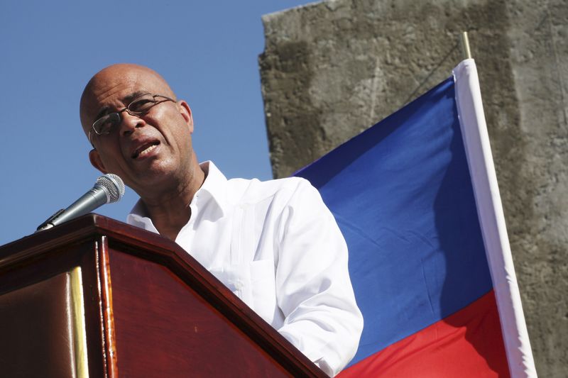 © Reuters. Presidente do Haití, Michel Martelly, durante pronunciamento em um memorial em homenagem às vítimas do terremoto de 2010 no país, em Titanyen, nos arrodores de Porto Príncipe