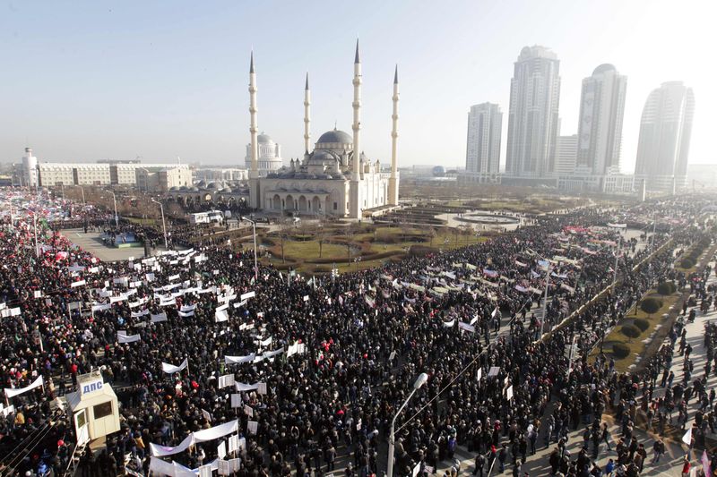 © Reuters. People attend a rally to protest against satirical cartoons of prophet Mohammad, in Grozny, Chechnya