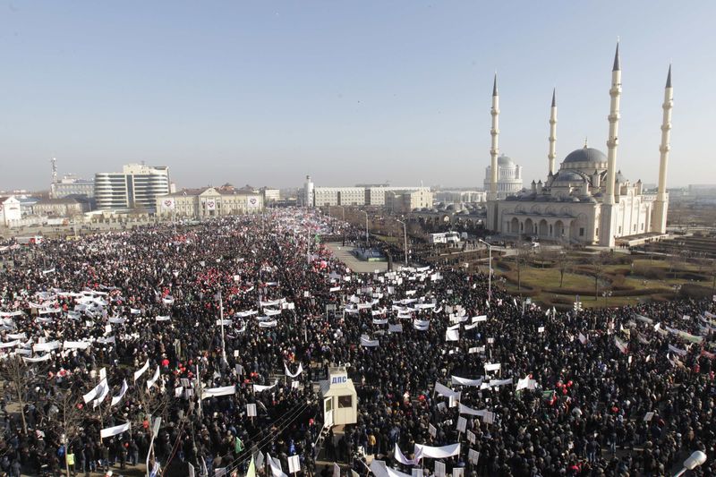 © Reuters. Protesto contra a publicação de charges satíricas do profeto Maomé em Grozny, na Chechênia 