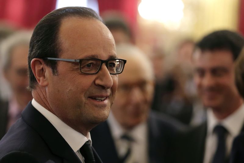 © Reuters. French President Hollande attends a New Year ceremony for business and employment sector representatives at the Elysee Palace in Paris