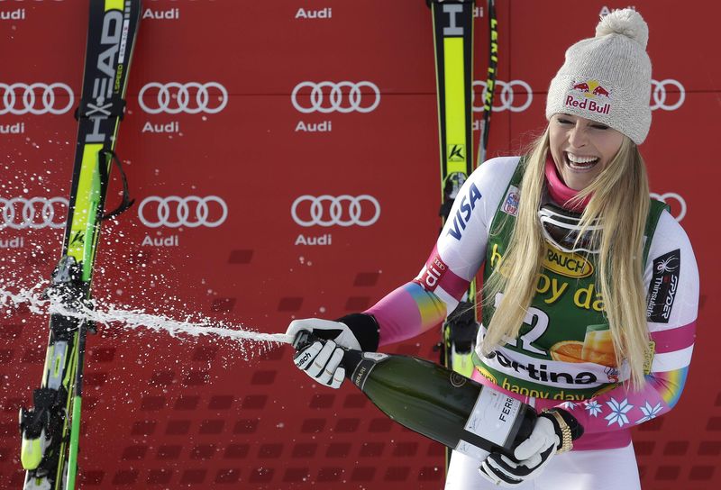 © Reuters. Lindsey Vonn of the U.S. sprays champagne on the podium after winning the women's World Cup Super-G skiing race in Cortina D'Ampezzo