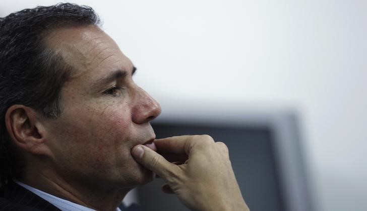 © Reuters. Promotor argentino Alberto Nisman, que investigava um atentado a bomba de 1994 em Buenos Aires, durante reunião com jronalistas em seu gabinete, em Buenos Aires