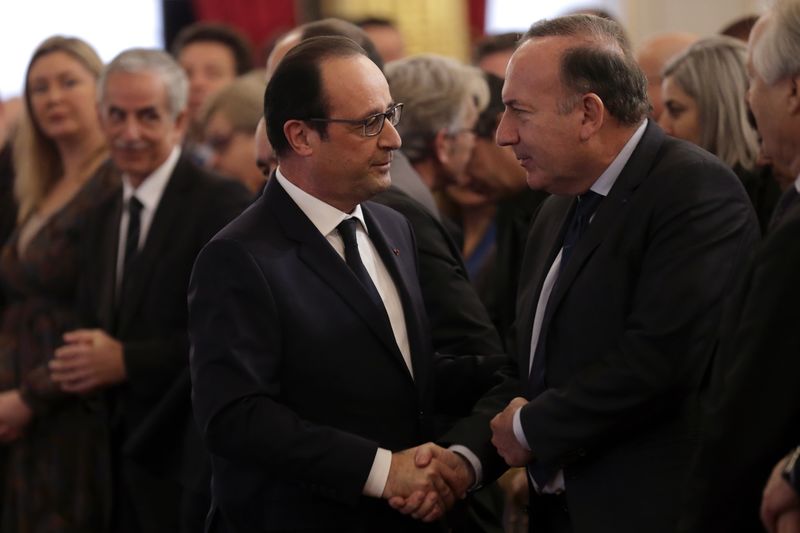 © Reuters. FRANÇOIS HOLLANDE MET LA PRESSION SUR LES PARTENAIRES SOCIAUX