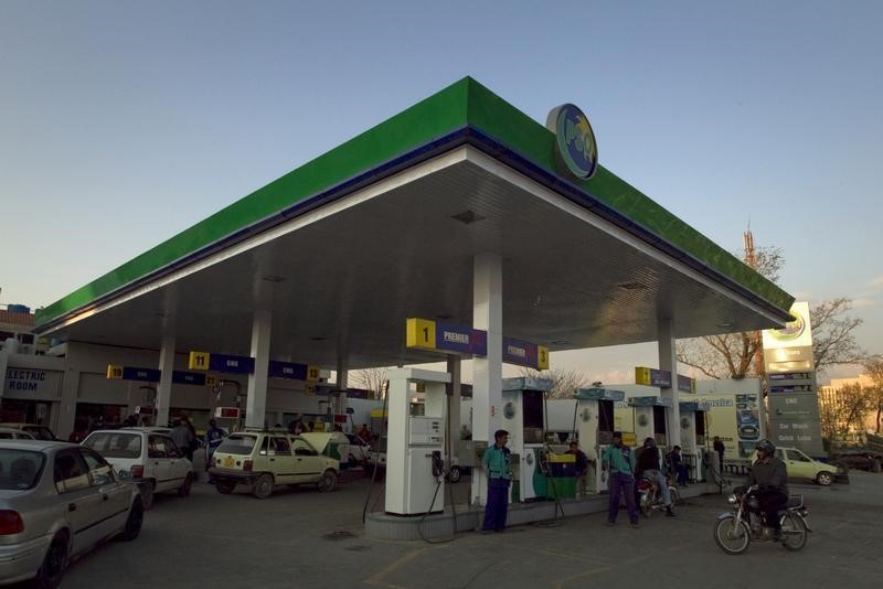 © Reuters. الحكومة الباكستانية تتعهد بحل أزمة الوقود في غضون اسبوع