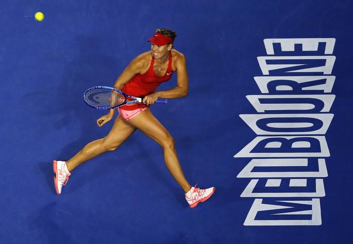 © Reuters. Tenista russa Maria Sharapova durante partida contra a croata Petra Martic pelo Aberto da Austrália de 2015, em Melbourne