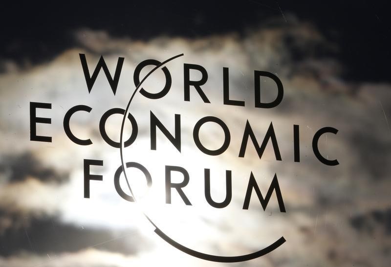 © Reuters. Logo do Fórum Econômico Mundial é visto na janela do centro de convenções de Davos, na Suíça