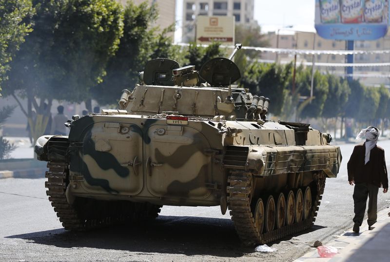 © Reuters. Veículo militar pertencente ao grupo Houthi se posiciona em rua que leva ao palácio presidencial do Iêmen durante combates na capital Sanaa