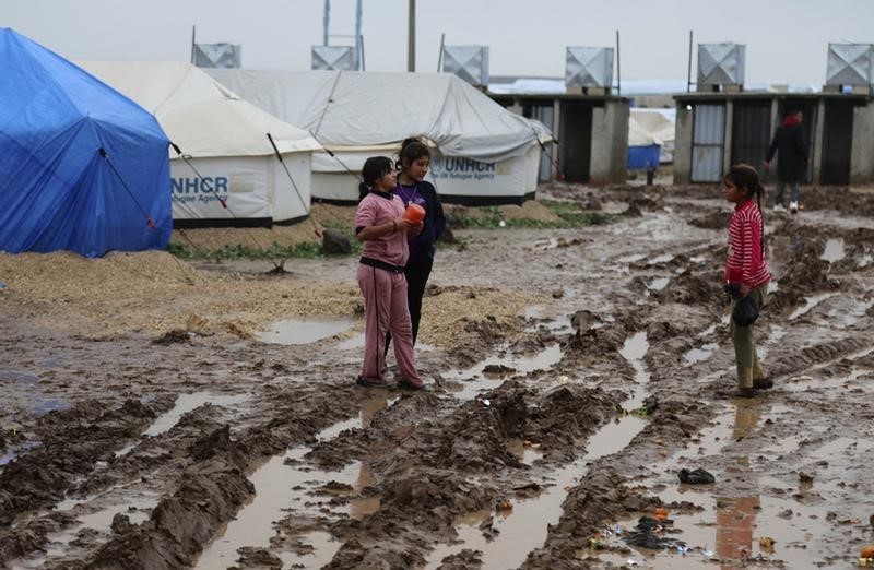 © Reuters. فتاة يزيدية هاربة من الدولة الإسلامية تبحث عن أهلها