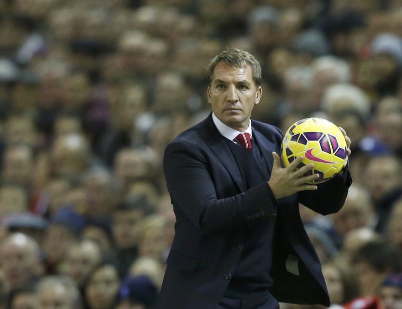 © Reuters. Liverpool manager Brendan Rodgers catches the ball during their English Premier League soccer match against Arsenal at Anfield in Liverpool