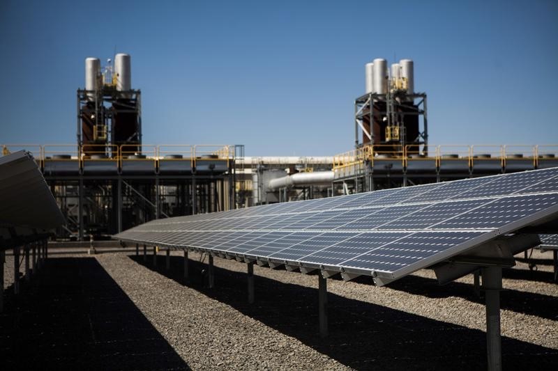 © Reuters. مصر تبني محطات للطاقة الشمسية والرياح بقدرة 4300 ميجاوات في 3 سنوات