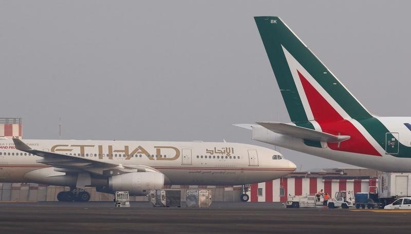 © Reuters. Alitalia and Etihad planes are pictured before take-off at Fiumicino airport in Rome