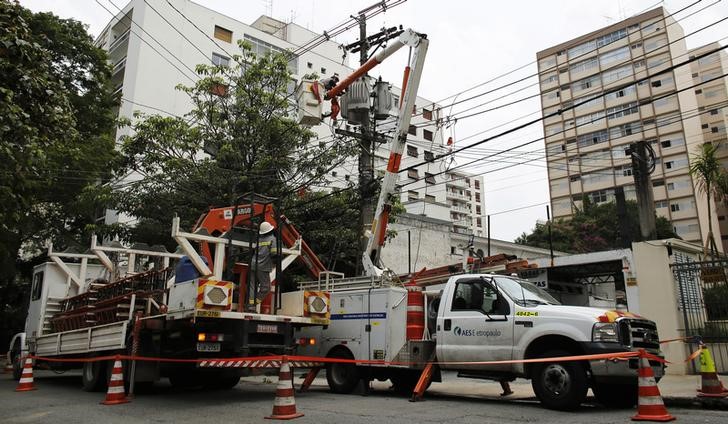 © Reuters. Técnicos da Eletropaulo trabalham no bairro de Pinheiros, em São Paulo. 15/01/2015