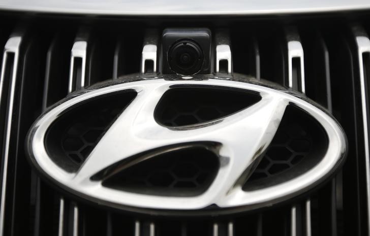 © Reuters. A vehicle camera is installed on the front grill of a Hyundai Motors' Grandeur sedan at Hyundai Mobis Research Centre in Yongin