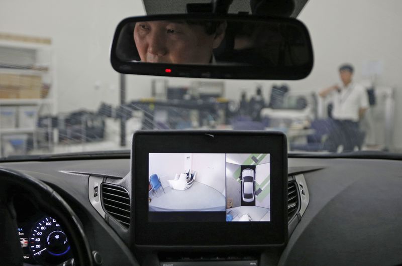 © Reuters. A researcher demonstrates an all around view system at Hyundai Mobis Research Centre in Yongin