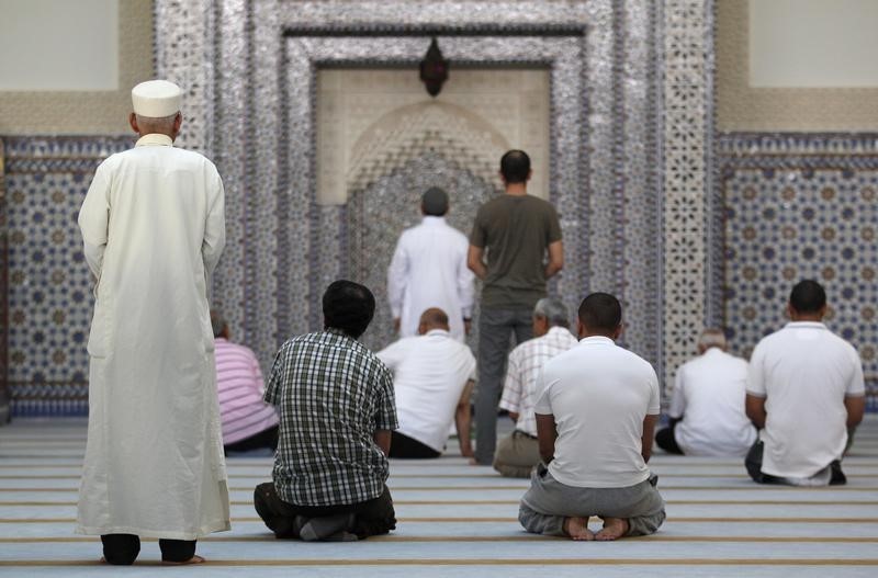 © Reuters. APPEL À INVOQUER LA PAIX DANS LES MOSQUÉES DE FRANCE LE VENDREDI