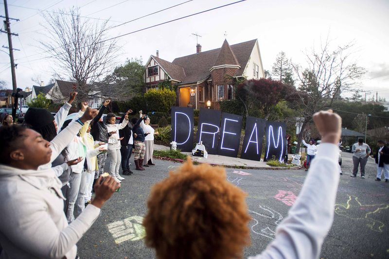 © Reuters. Homenajes y protestas en EEUU en el día de Martin Luther King