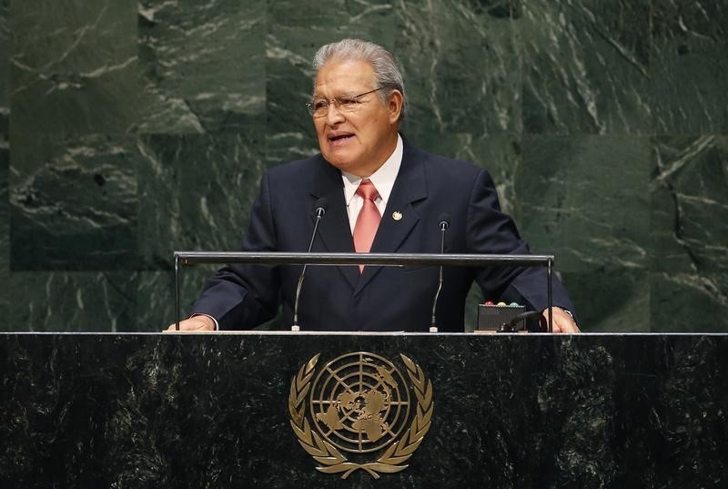 © Reuters. El Salvador's President Sanchez Ceren addresses the 69th UN General Assembly at the UN Headquarters in New York