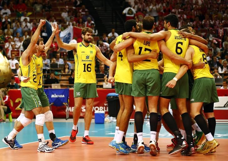 © Reuters. Seleção brasileira de vôlei comemora vitória sobre a França