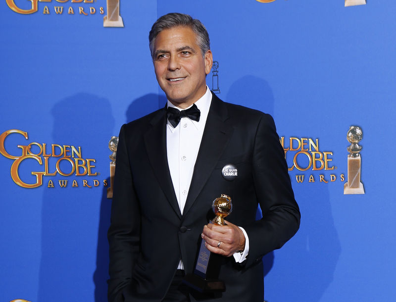 © Reuters. Ator George Clooney posa com o prêmio após ganhar o Globo de Ouro em Beverly Hills